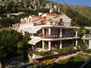 Privatvermieter Dubrovnik Beach front villa-9 apartments-sea view Bild 1